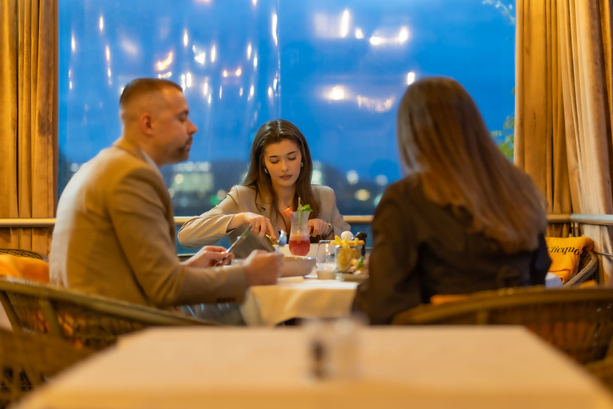 Dîner en soirée face aux fairways