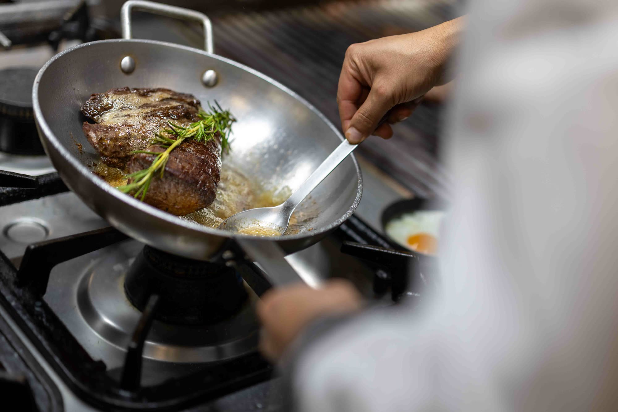 Pièce de bœuf arrosée à la cuillère, en cuisine