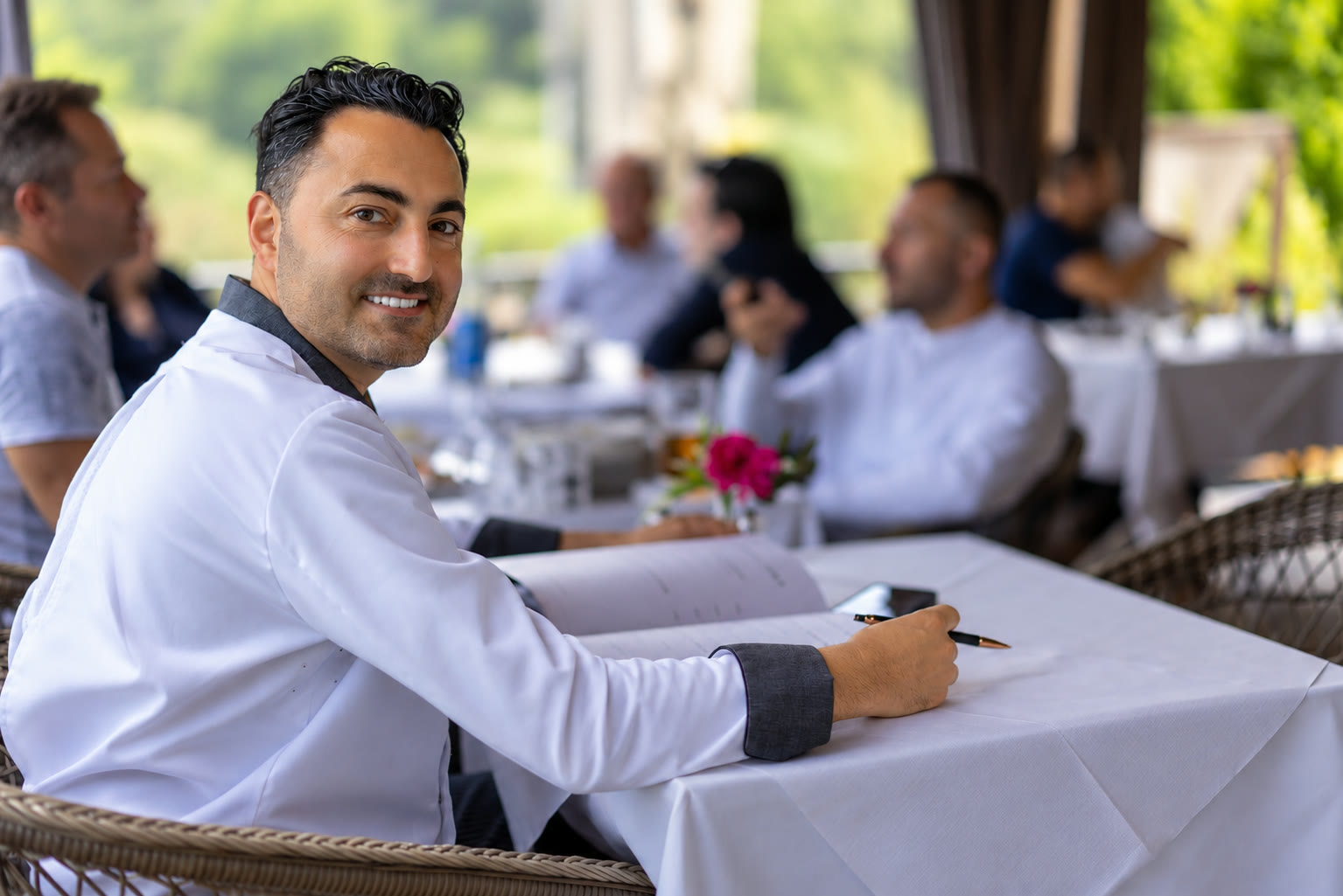 Le Chef Ercan en salle, parmi ses hôtes