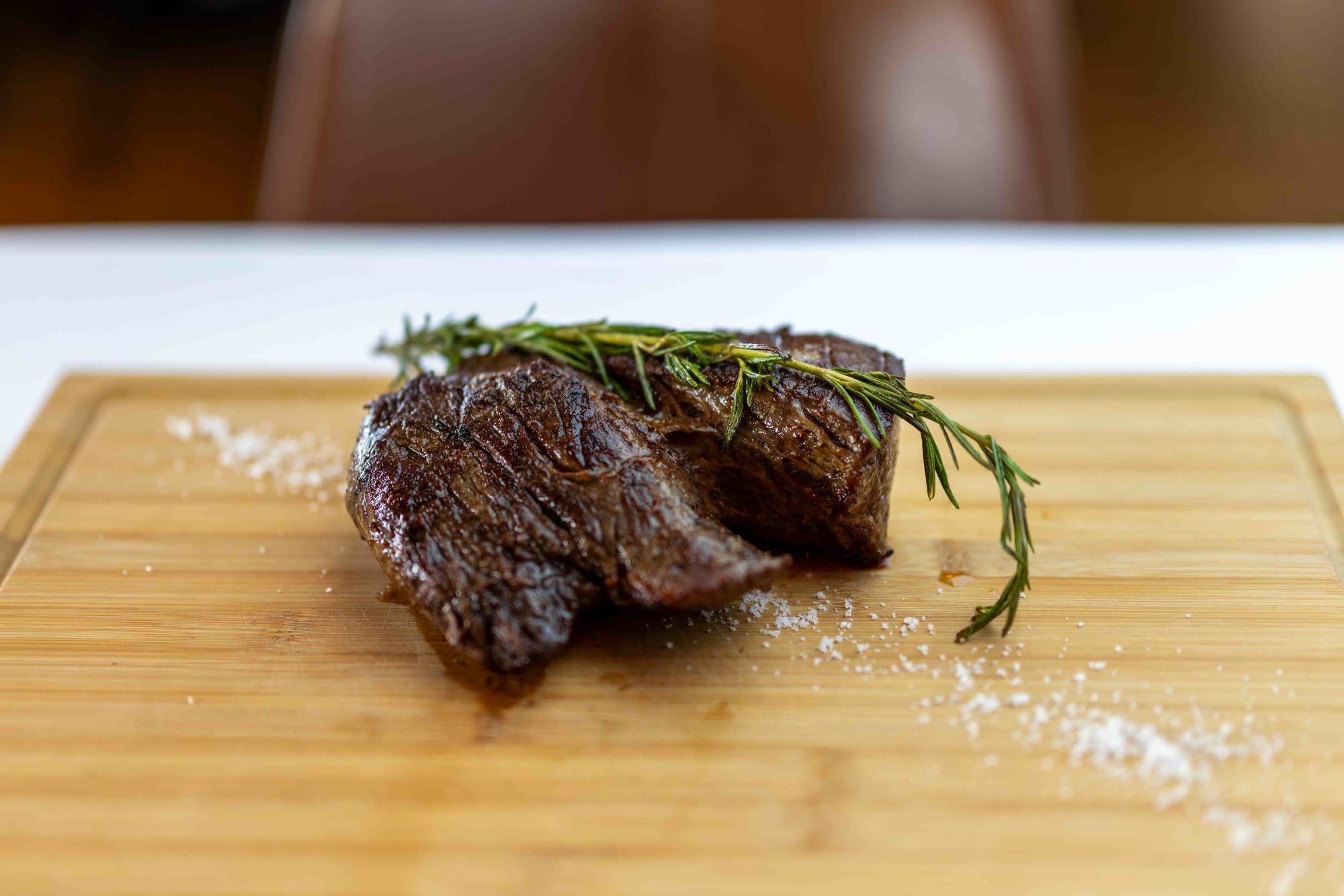 Pièce de bœuf grillée au romarin, servie sur planche