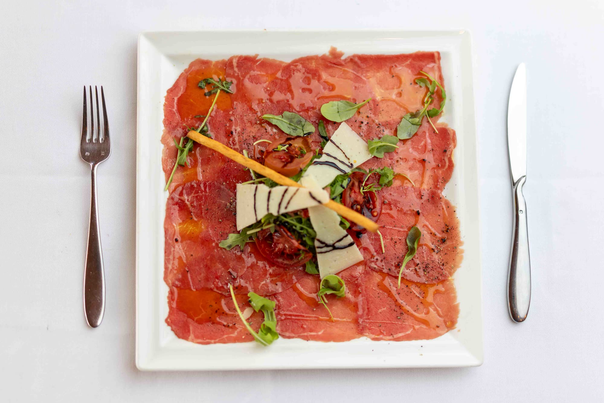 Carpaccio de bœuf, copeaux de parmesan et roquette