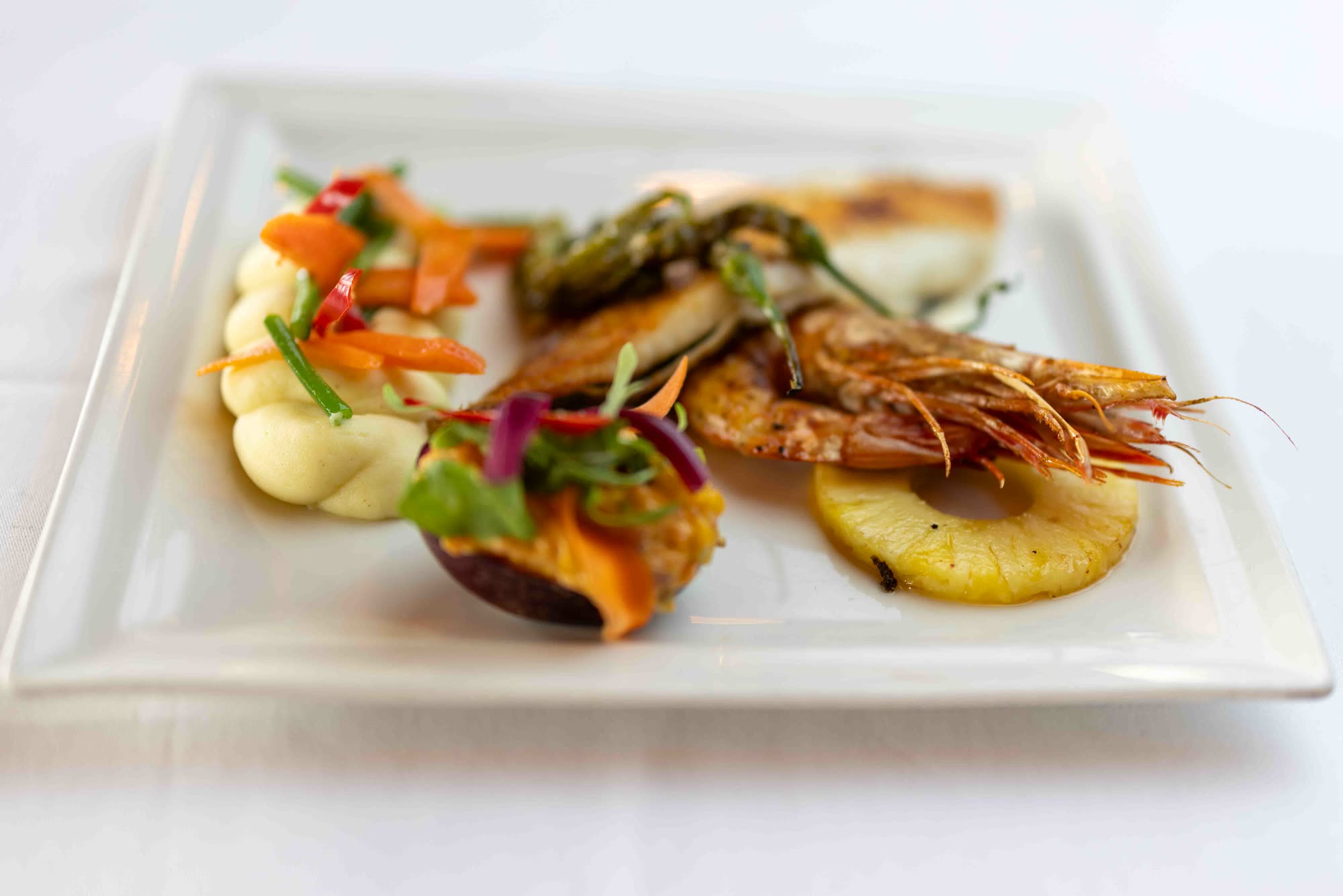Gambas et filet de poisson grillés, légumes croquants
