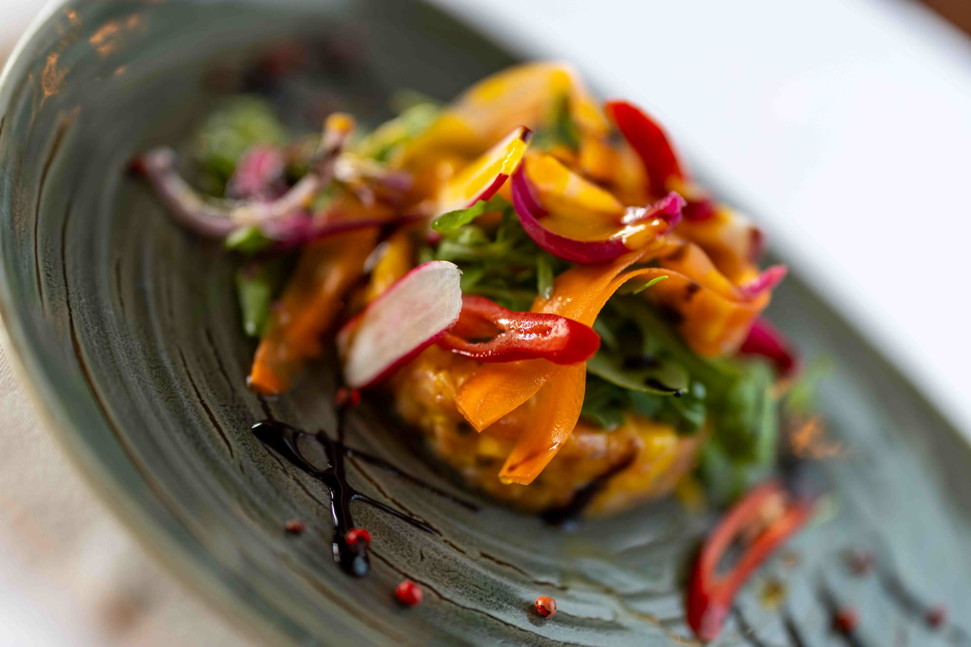 Création du Chef : légumes croquants, herbes fraîches et réduction balsamique