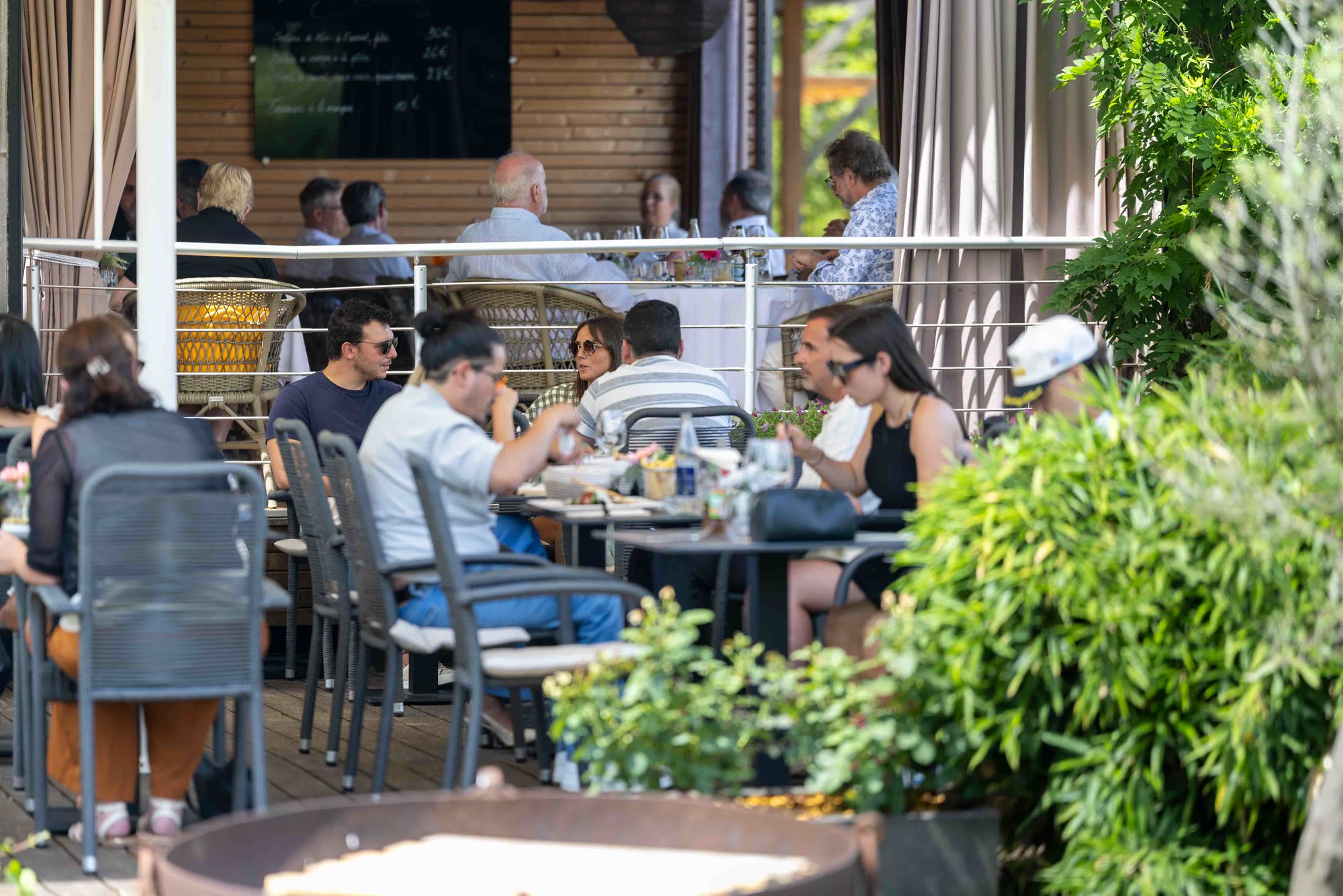 La terrasse en été, face au practice