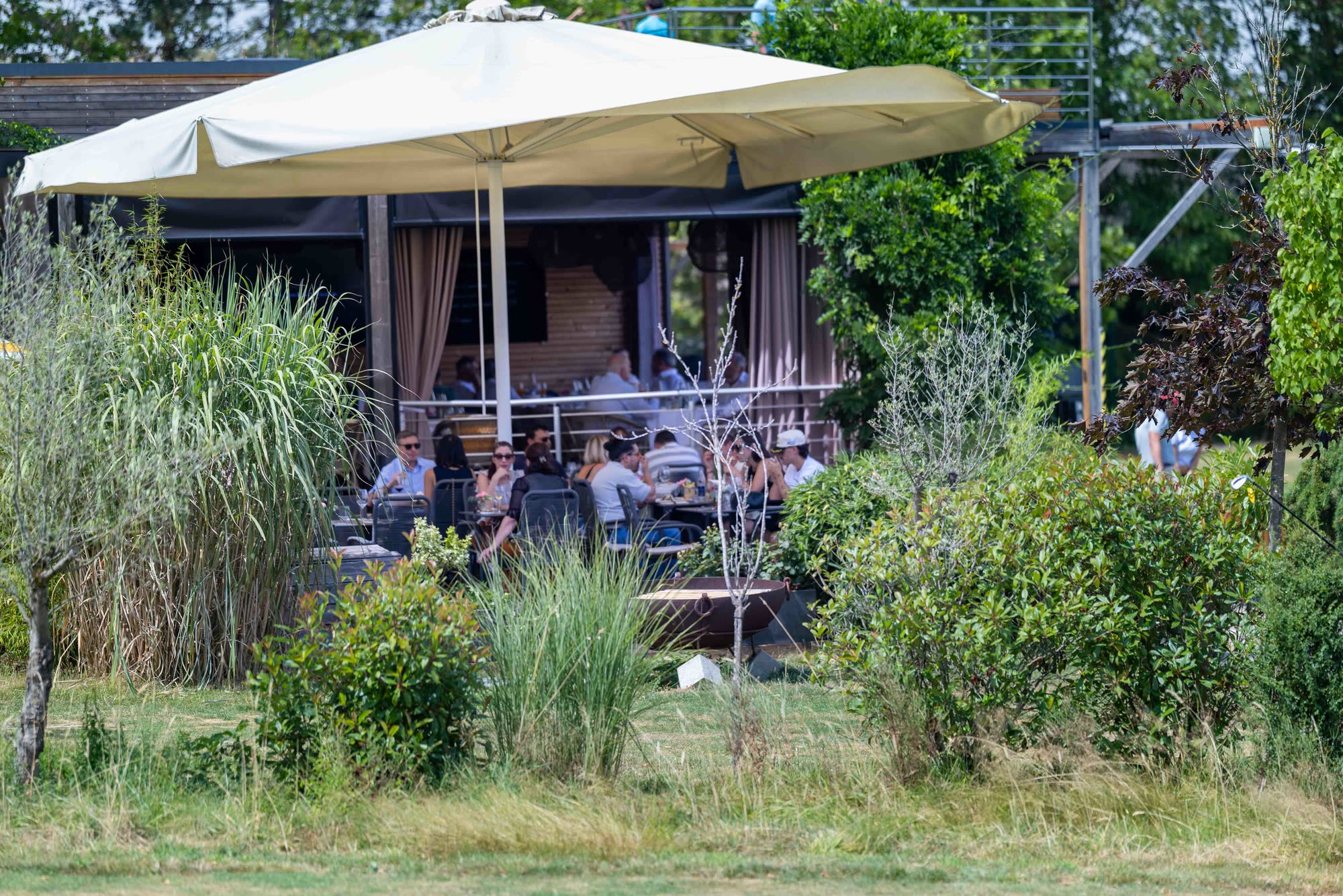 La terrasse vue depuis le jardin