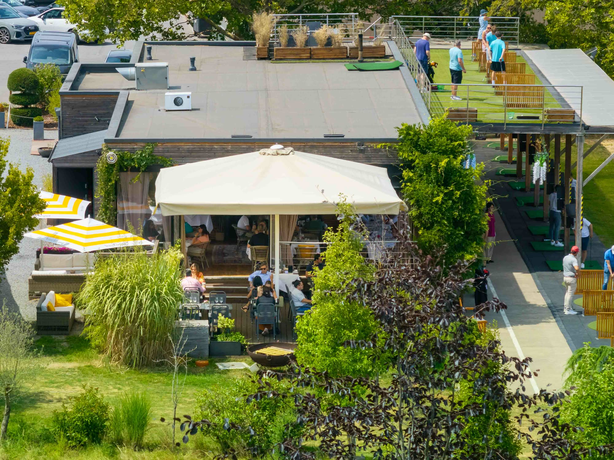 Vue aérienne du restaurant et du Lux Golf Center